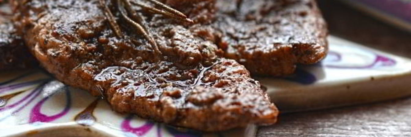 Стейк из говядины на сковороде