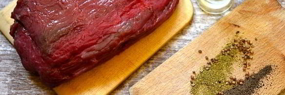 стейк из говядины на сковороде