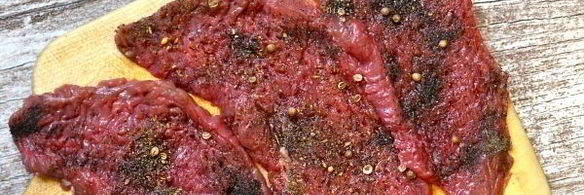 стейк из говядины на сковороде