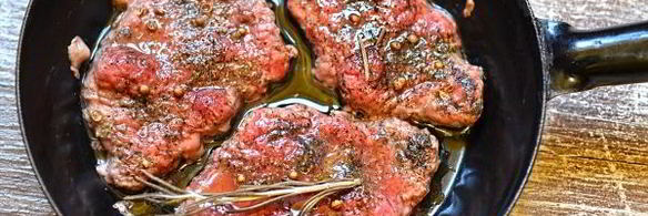 стейк из говядины на сковороде