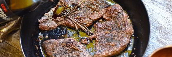 стейк из говядины на сковороде