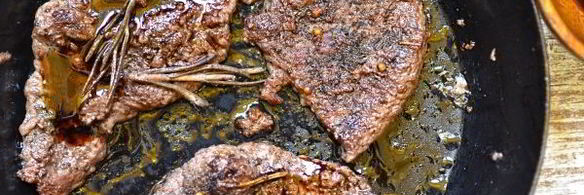 стейк из говядины на сковороде