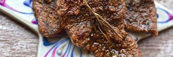 стейк из говядины на сковороде