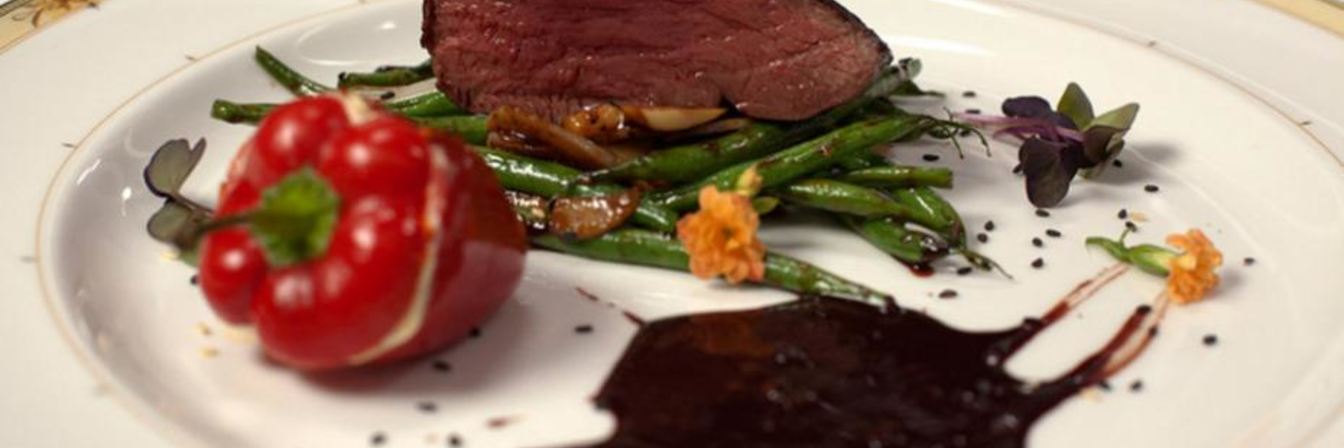 Стейк из говядины с шоколадным соусом и овощами вок