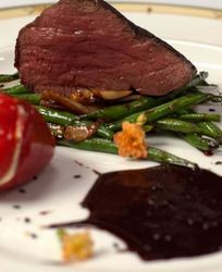 Стейк из говядины с шоколадным соусом и овощами вок