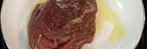 стейк из говядины с шоколадным соусом и овощами вок