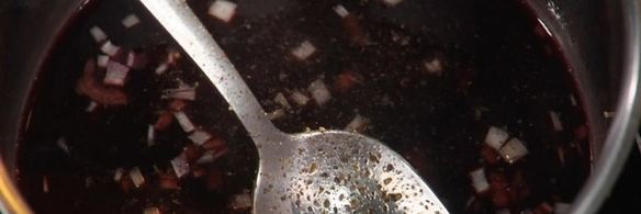 стейк из говядины с шоколадным соусом и овощами вок