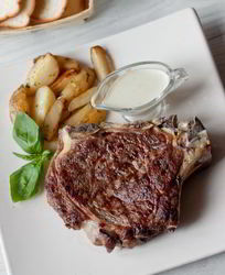 Стейк из говядины со сливочным соусом из голубого сыра