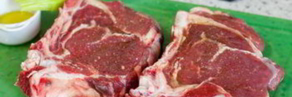 стейк из говядины со сливочным соусом из голубого сыра