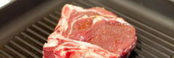 стейк из говядины со сливочным соусом из голубого сыра