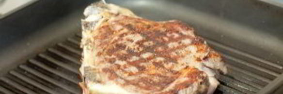 стейк из говядины со сливочным соусом из голубого сыра