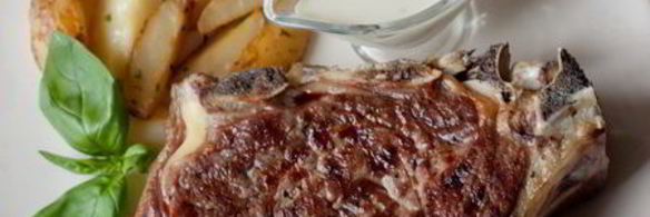 стейк из говядины со сливочным соусом из голубого сыра