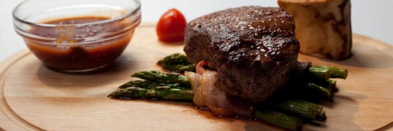 Стейк из говядины со спаржей