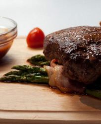 Стейк из говядины со спаржей