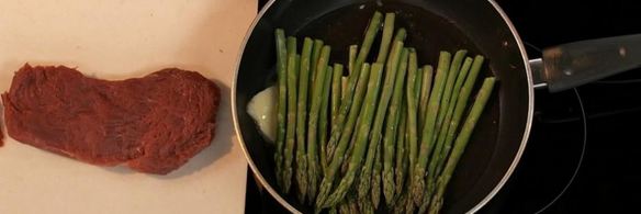стейк из говядины со спаржей