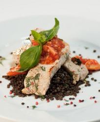 Стейк из индейки с чечевицей и томатным соусом