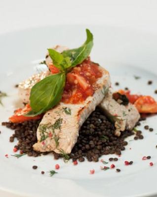 Стейк из индейки с чечевицей и томатным соусом