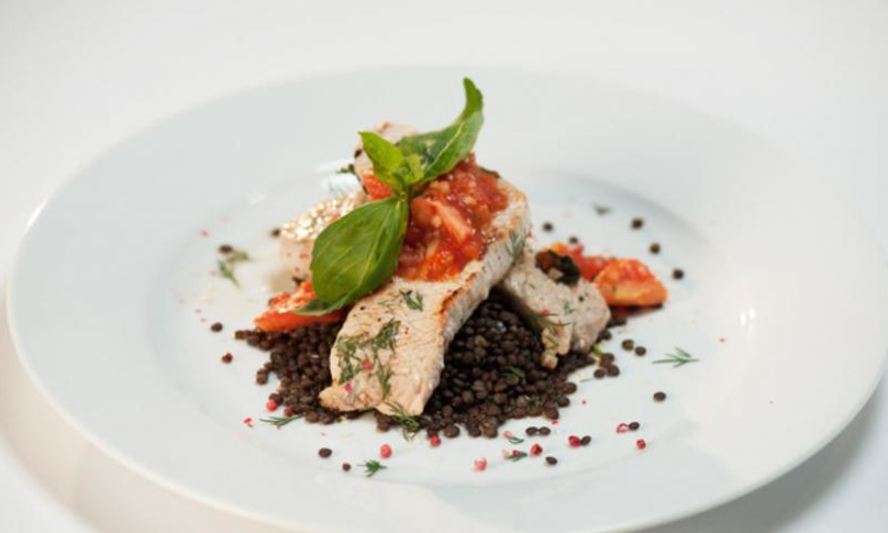 Рецепт стейка из индейки с чечевицей и томатным соусом