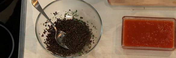 стейк из индейки с чечевицей и томатным соусом