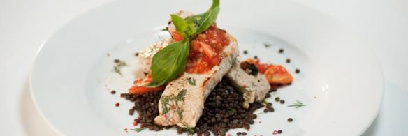 стейк из индейки с чечевицей и томатным соусом