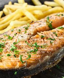 Стейк из красной рыбы с картофелем фри