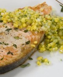 Стейк из лосося с фруктовой сальсой