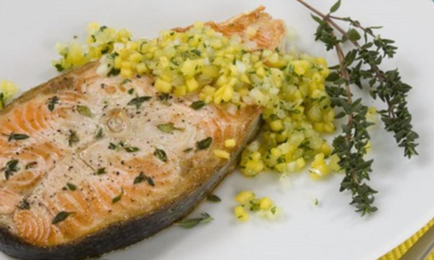 Рецепт стейка из лосося с фруктовой сальсой