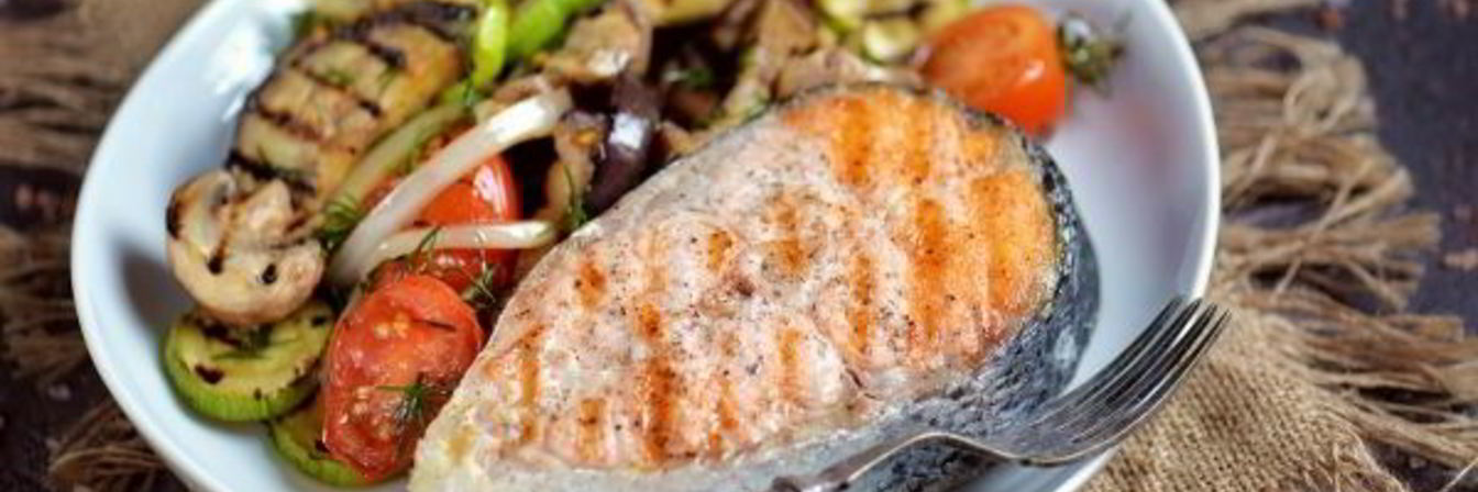 Стейк из лосося с овощами-гриль