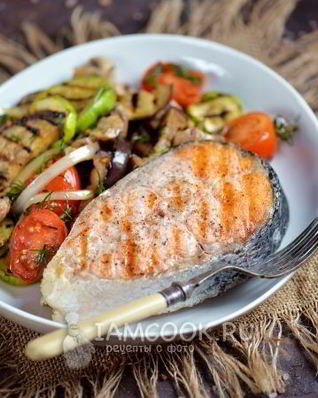 Стейк из лосося с овощами-гриль