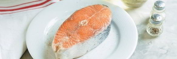 стейк из лосося с овощами-гриль