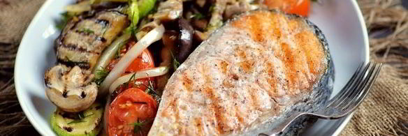 стейк из лосося с овощами-гриль