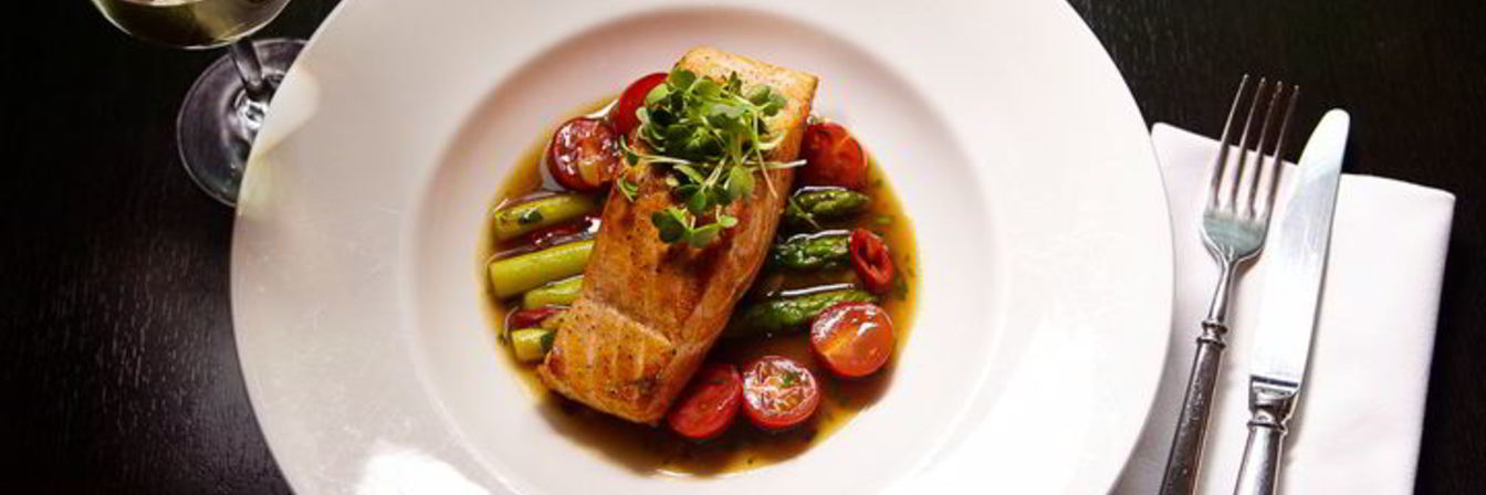 Стейк из лосося с овощами