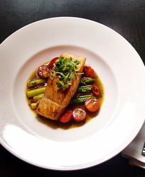 Стейк из лосося с овощами