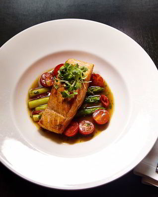 Стейк из лосося с овощами