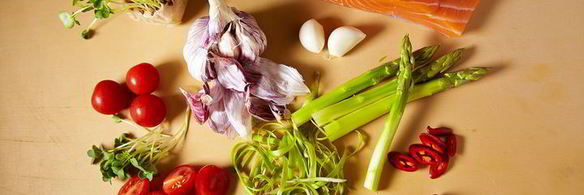 стейк из лосося с овощами