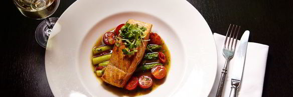 стейк из лосося с овощами