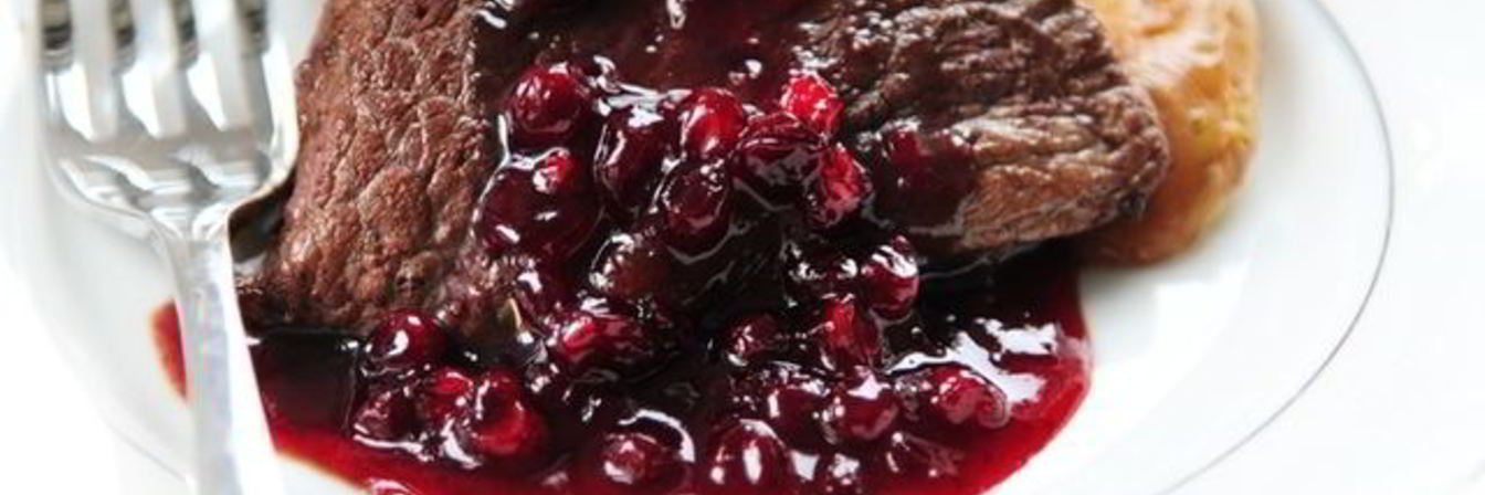 Стейк из оленины с клюквенным соусом
