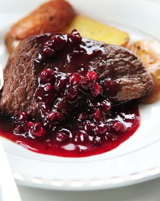 Стейк из оленины с клюквенным соусом