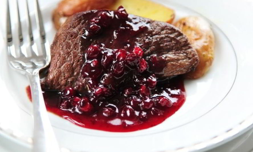 Рецепт стейка из оленины с клюквенным соусом