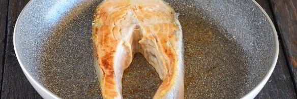 стейк из семги на сковороде