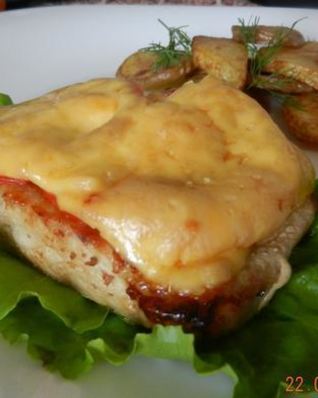 Стейк из свиного окорока под сырной шапкой