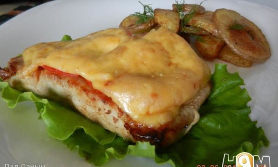 Рецепт стейка из свиного окорока под сырной шапкой