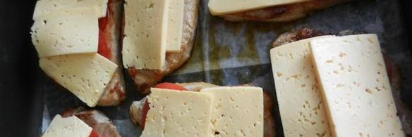 стейк из свиного окорока под сырной шапкой