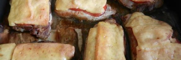 стейк из свиного окорока под сырной шапкой