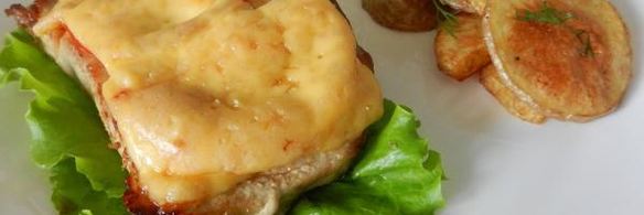 стейк из свиного окорока под сырной шапкой