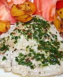 Стейк из тунца с острым зеленым соусом