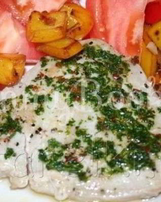 Стейк из тунца с острым зеленым соусом