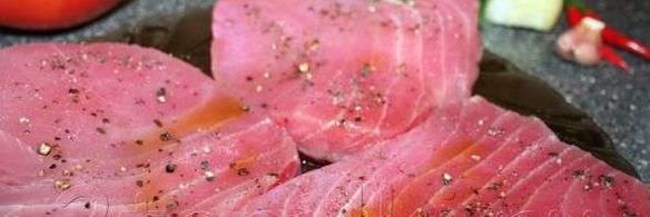 стейк из тунца с острым зеленым соусом