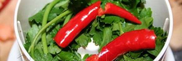 стейк из тунца с острым зеленым соусом