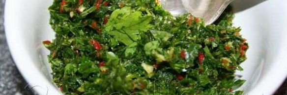 стейк из тунца с острым зеленым соусом